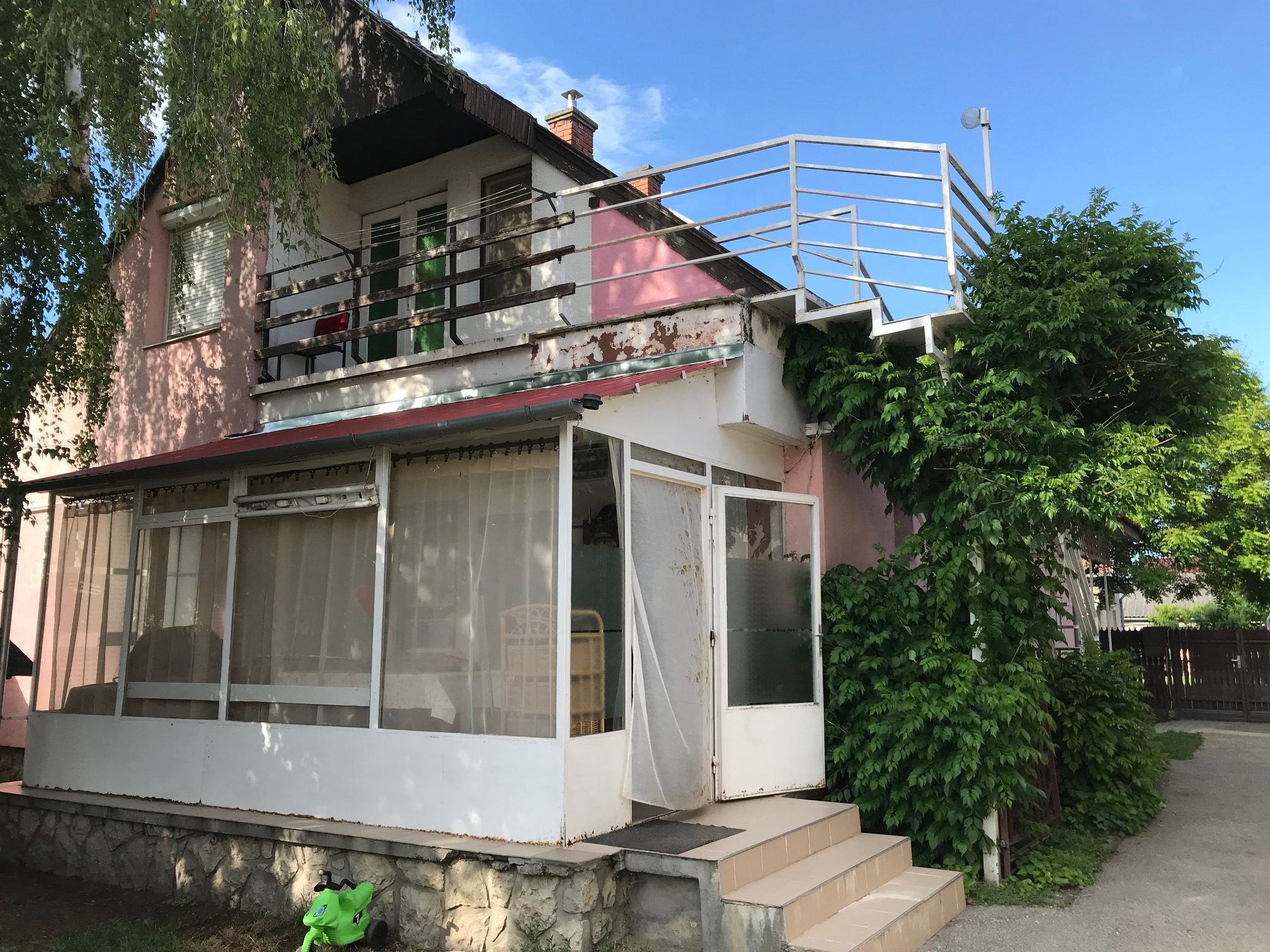Kényelmes életteret biztosító apartmanház a Balatonnál